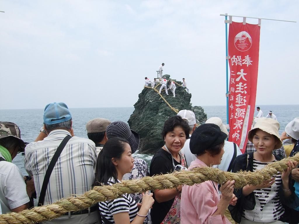 二見夫婦岩大注連縄張神事