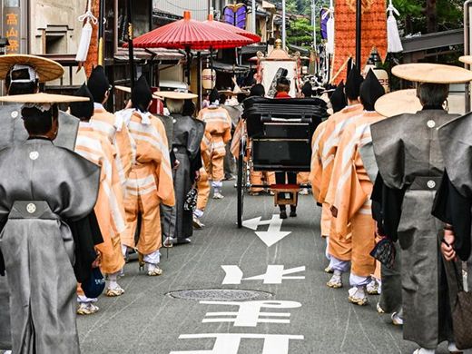 春の高山祭