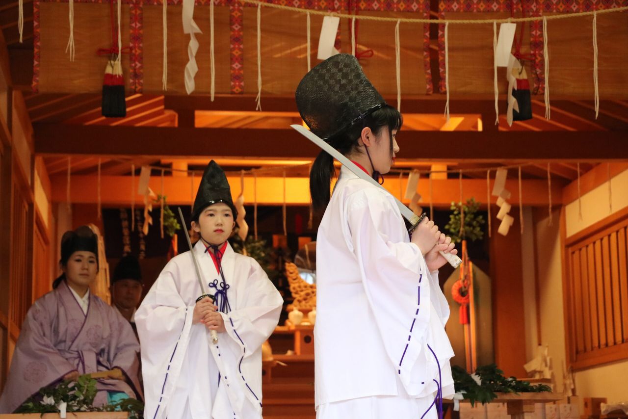 磐梯神社の舟引き祭りと巫女舞